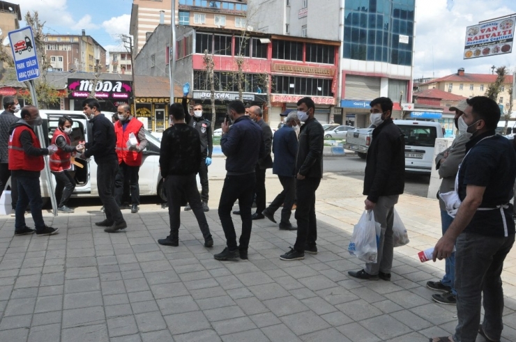 Yüksekova’da Ücretsiz Dağıtılan Maske Ve Dezenfektan Malzemesi İçin Vatandaşlar Birbiriyle Yarıştı