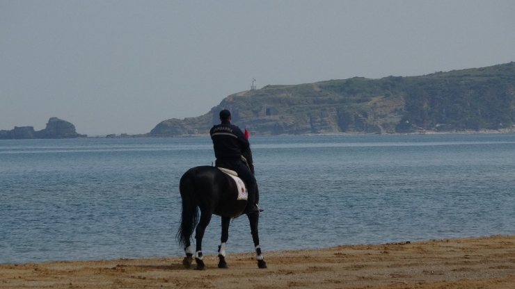 Jandarmanın Atlı Timlerinden Plajlarda Denetleme
