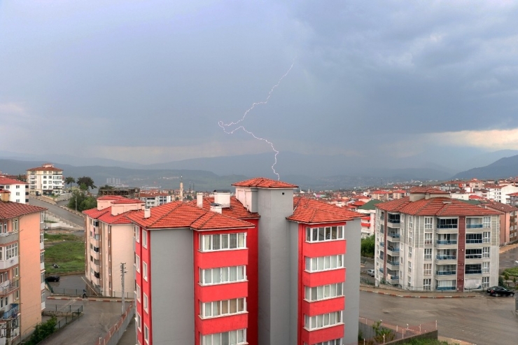 Şimşekler Görsel Şölen Oluşturdu