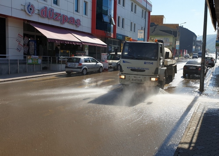 Kaynaşlı’da Sokaklar Her Gün Yıkanıyor