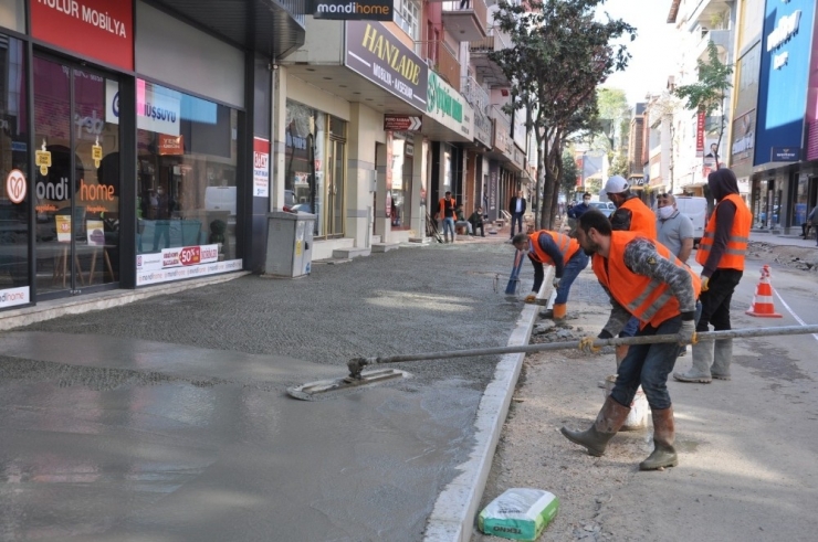 Zincirlikuyu Caddesi’nde Kaldırım İmalatları Yapılıyor