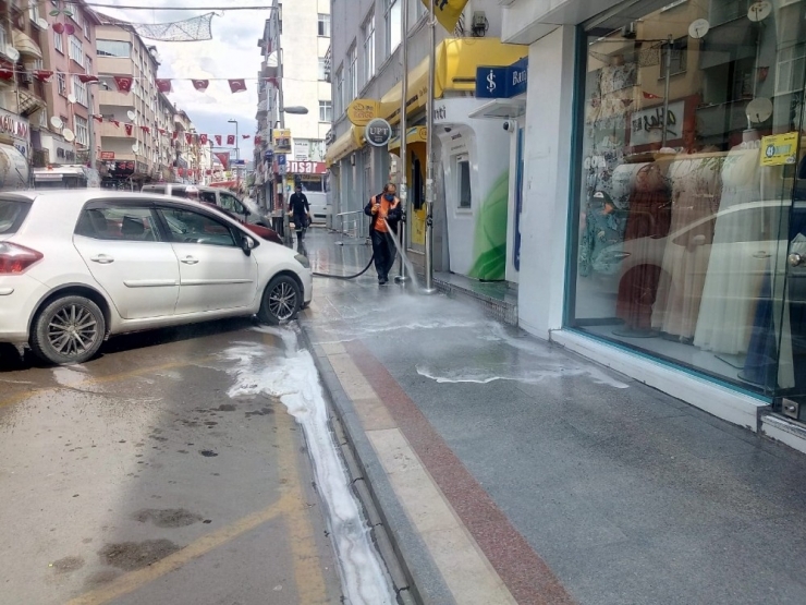 Körfez’de Caddeler Sabunlu Suyla Yıkandı