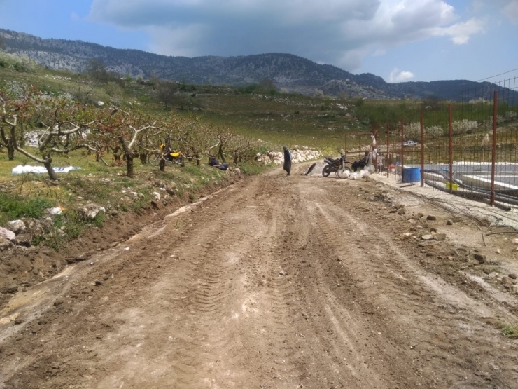Mezitli’de Yol Yapım Çalışmasına Vatandaşlar Destek Verdi
