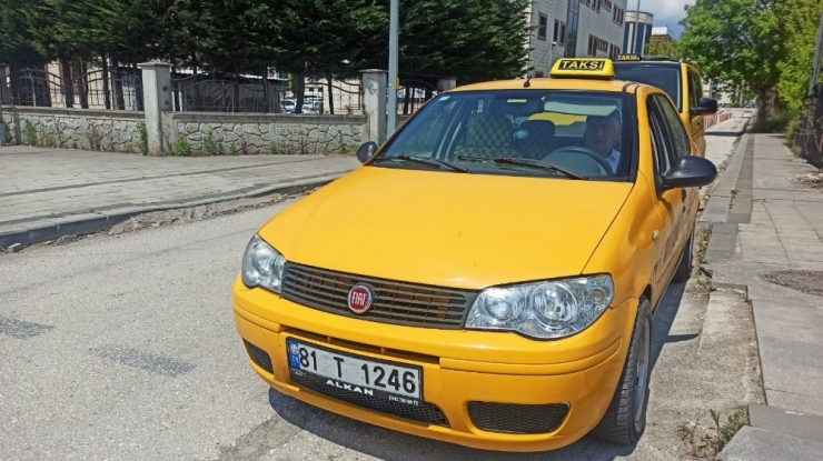 Taksicilerden Sağlıkçılara Vefa Örneği