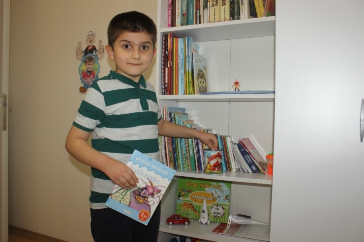 Evlerinde Okudukları Her Bir Kitap İçin Afad’a Para Bağışlıyorlar