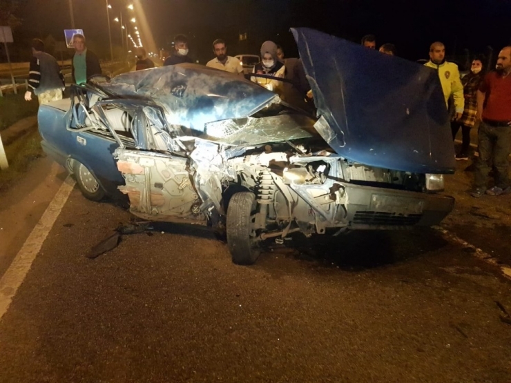 Otomobil Park Halindeki Kamyona Çarptı: 1 Ağır Yaralı