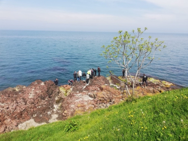 Sırt Çantasına Taş Doldurup Denize Atladı