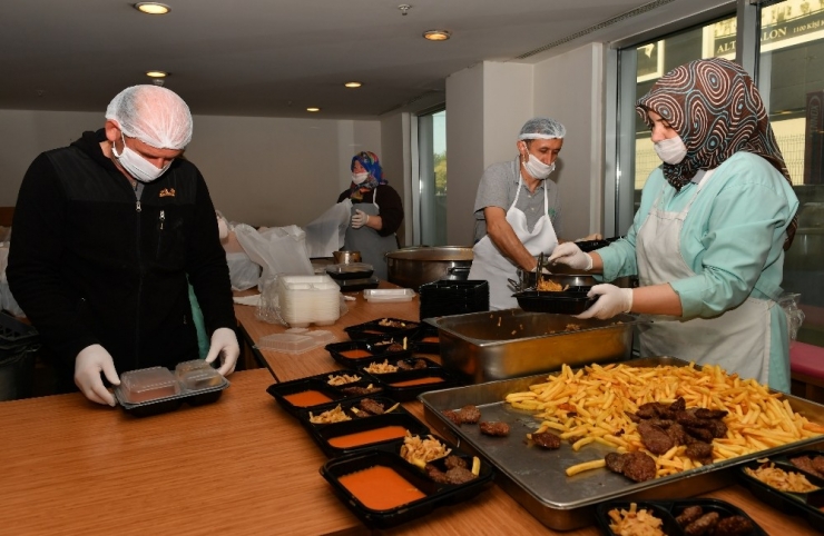 Osmangazi’de Her Gün Bin 260 Haneye Sıcak Yemek