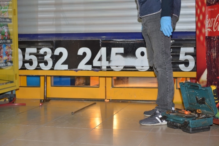 Tekel Bayine Saklandılar, Polis Çilingir İle Kapıyı Açtı