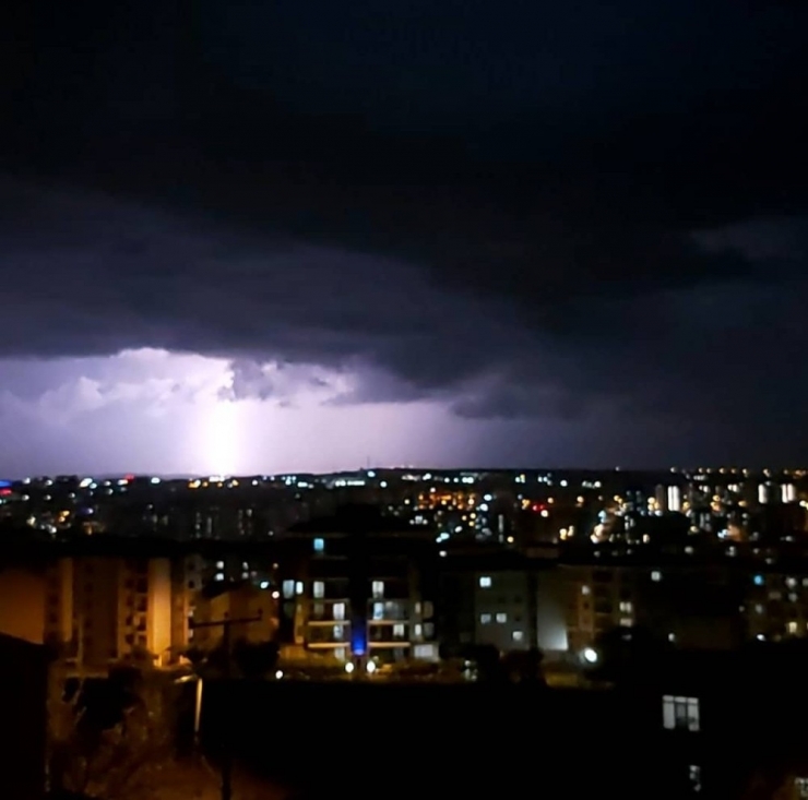 Silivri’de Şiddetli Yağış Su Taşkınına Neden Oldu