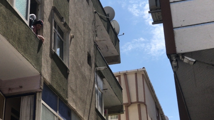 Alzaymır Hastası Yaşlı Adam 4.kattan Düşüp Ağır Yaralandı