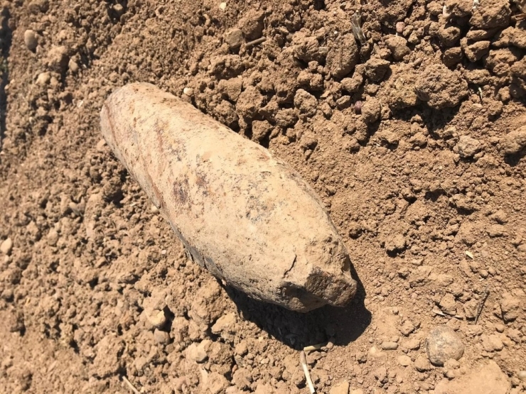 Tarla Sürerken Top Mermisi Bulan Çiftçi: “Çok Korktum”