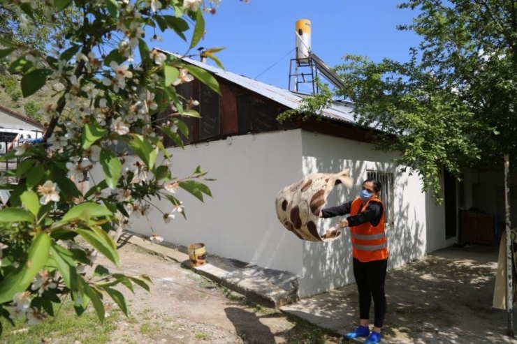 Tunceli’de "Vefalı” Ekipler, Yaşlıların Evlerini Temizliyor
