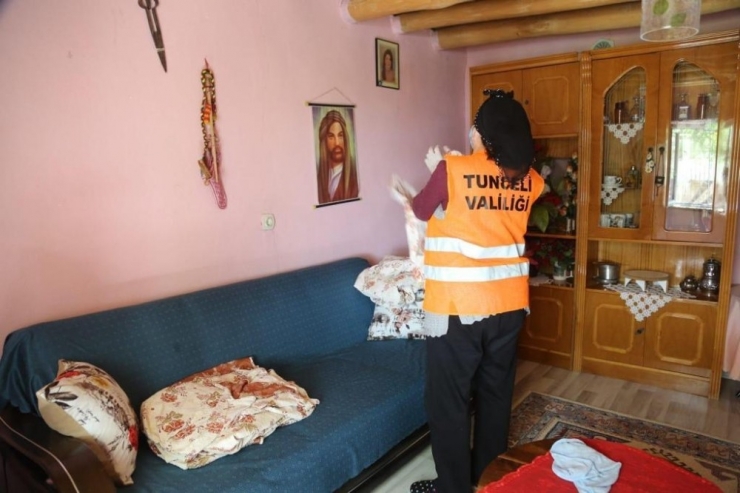 Tunceli’de "Vefalı” Ekipler, Yaşlıların Evlerini Temizliyor