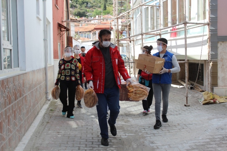 Bu Kez Sıcak Pidenin Yanında Maske Ve Dezenfektan Dağıttılar