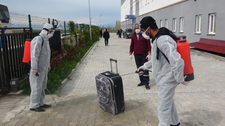 Van’da Karantina Süresi Dolan 73 Kişi Evlerine Uğurlandı