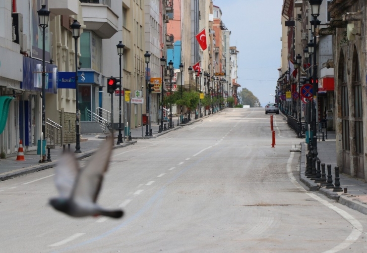 Adana’nın En İşlek Caddelerinde Issızlık Hüküm Sürüyor
