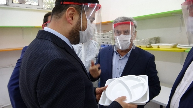 Meslek Lisesinde Günde 10 Bin Siperlik Maske Üretme Gururu