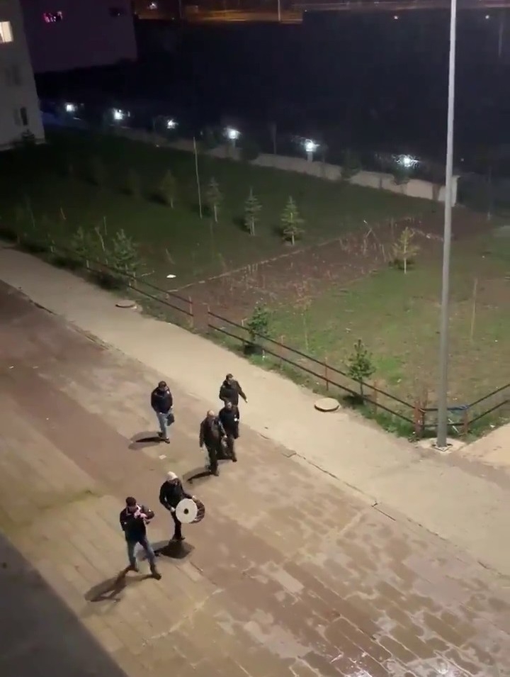 Yurtlarda Karantinada Tutulan Vatandaşlara Davullu Zurnalı Moral Etkinliği