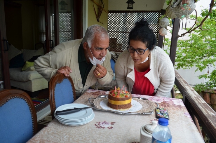 49’uncu Evlilik Yıl Dönümünde Yaşlı Çifte Pastalı Sürpriz