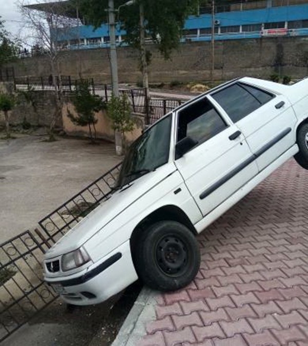 Otomobil İstinat Duvarında Askıda Kaldı