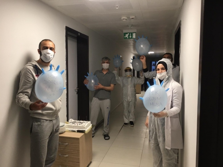 Karantina Altındaki Vatandaşa, Yurt Çalışanlarından Doğum Günü Sürprizi