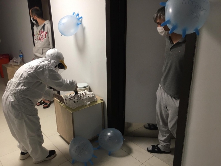 Karantina Altındaki Vatandaşa, Yurt Çalışanlarından Doğum Günü Sürprizi