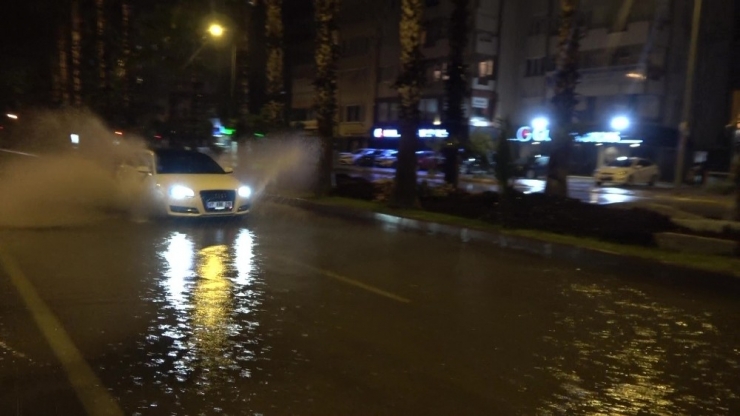 Antalya’da Sağanak Yağış Etkili Oldu