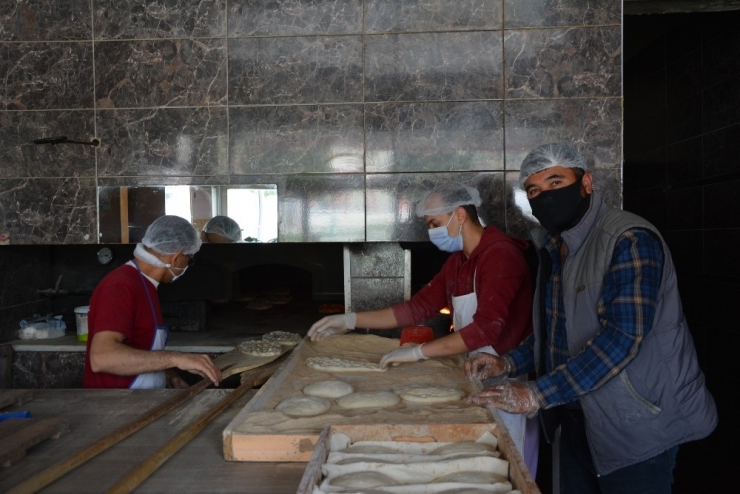 Antalya’da Fırıncıların 280 Derece Sıcakta Ramazan Mesaisi