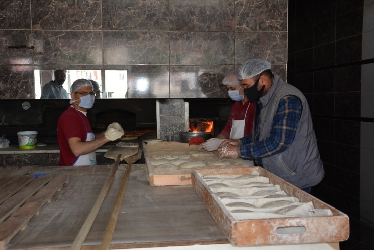 Antalya’da Fırıncıların 280 Derece Sıcakta Ramazan Mesaisi