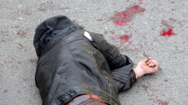 Araca Kaldırım Taşı Atan Genci Bıçakladılar