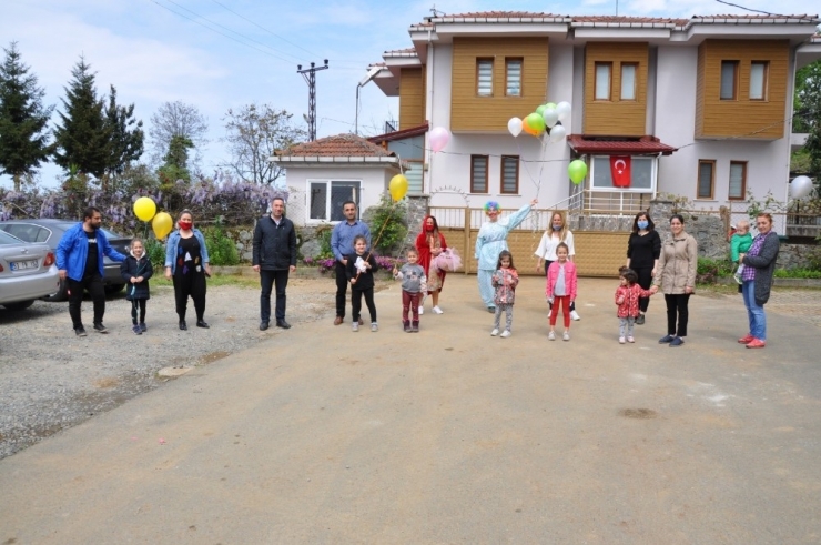 Evden Çıkamayan Çocuklara Palyaçolu Sürpriz