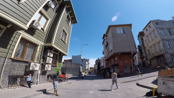 Balat’ta Çocuklar Kısıtlamaya Aldırmadan Sokağa Çıktı