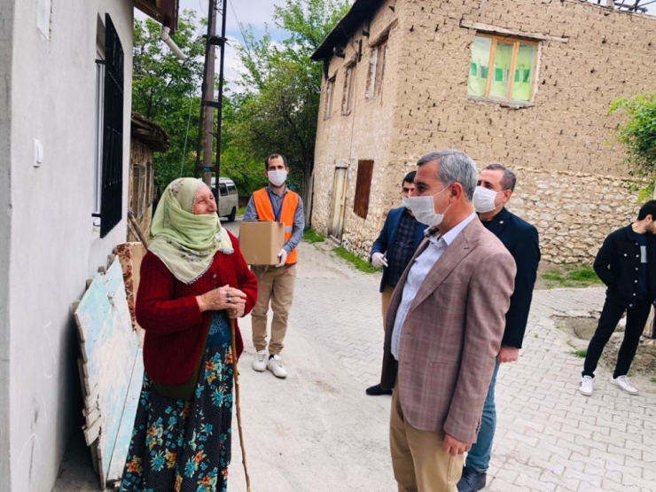 Başkan Çınar, Yardım Ekibine Yardımcı Oldu Ramazan Gıda Kolisi Dağıttı