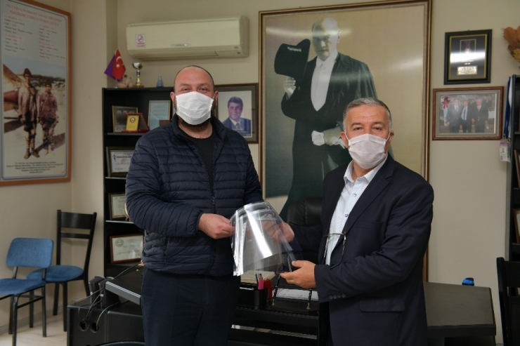 Başkan Utku Gümrükçü’den Taksicilere Siperlik