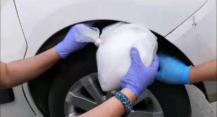 Aracın Çamurluğuna Uyuşturucu Gizlemişler