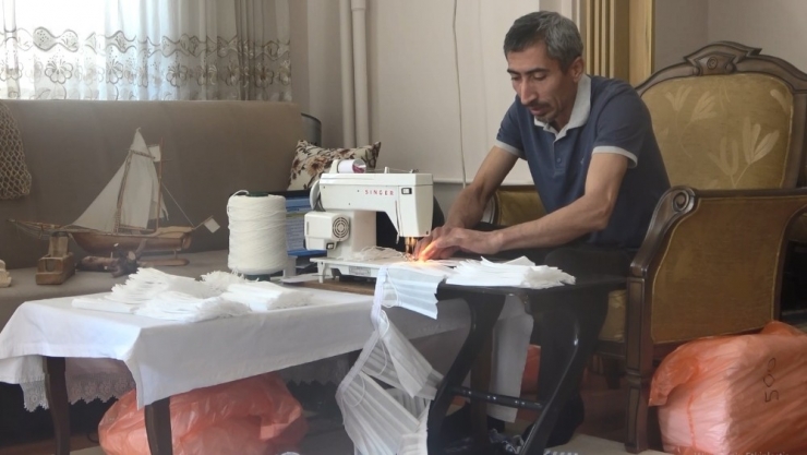 "Nasıl Yapıldığını Görmem Yetti" Dedi, Bin 400 Maske Üretti