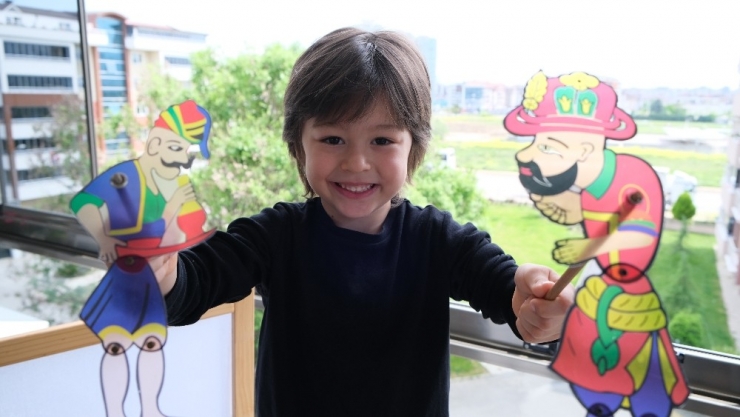 Balkonda Karagöz-hacivat Gösterisi