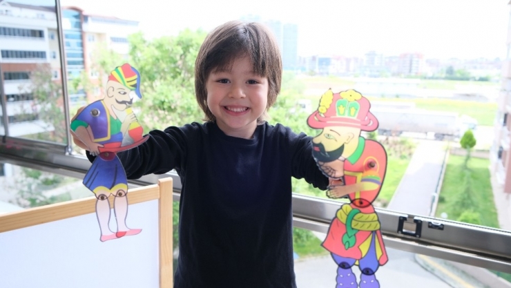 Balkonda Karagöz-hacivat Gösterisi