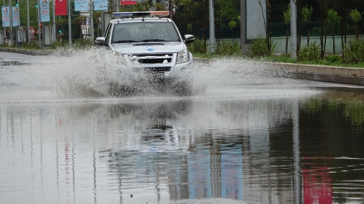 Yağmurda Caddeler Göle Döndü
