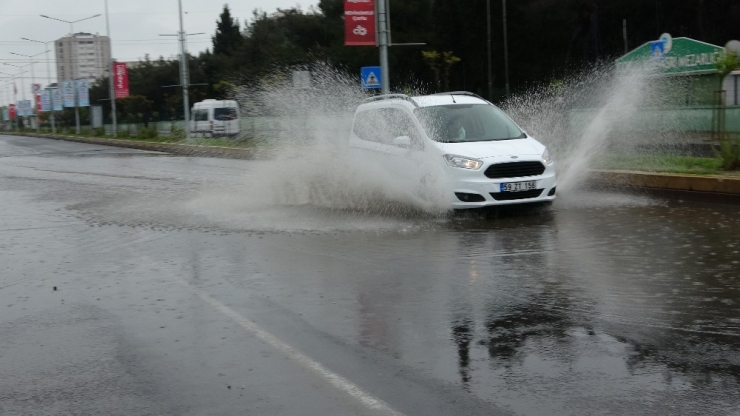 Yağmurda Caddeler Göle Döndü