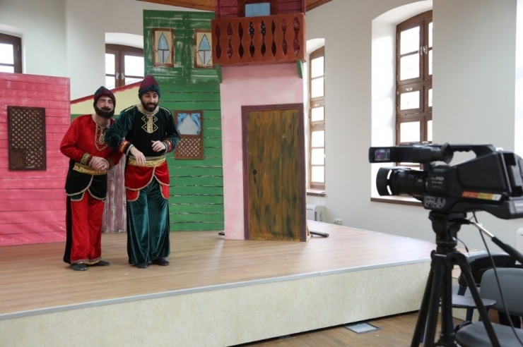 Hacivat İle Karagöz Oyunu Sokağa Çıkma Kısıtlamasında Evlere Taşındı