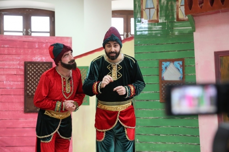 Hacivat İle Karagöz Oyunu Sokağa Çıkma Kısıtlamasında Evlere Taşındı