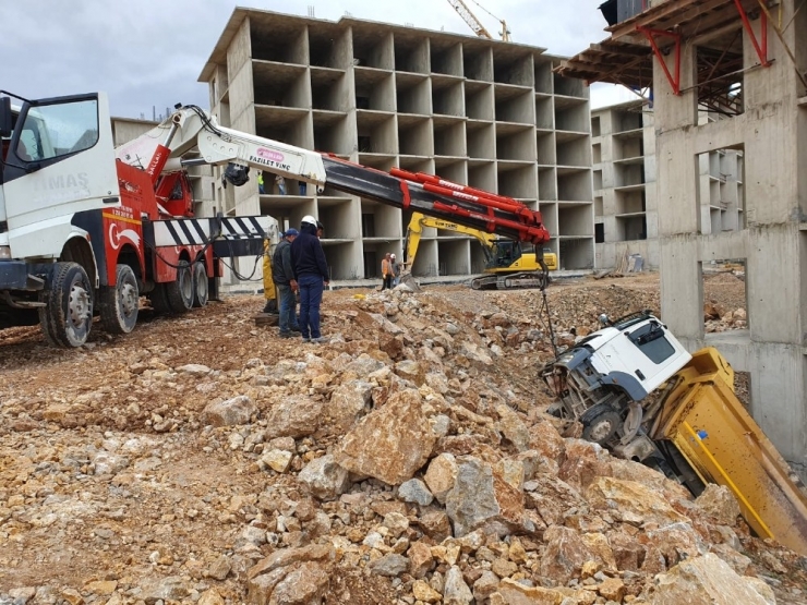 Bina Boşluğuna Devrilen Kamyonu Vinç Çıkardı