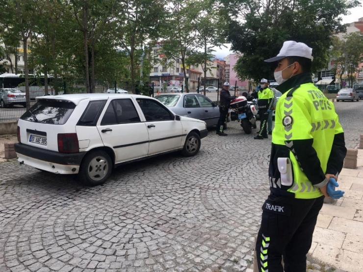 Sokağa Çıkma Kısıtlamasını İhlal Edip Polisten Kaçan 2 Kişiye 13 Bin Tl Ceza