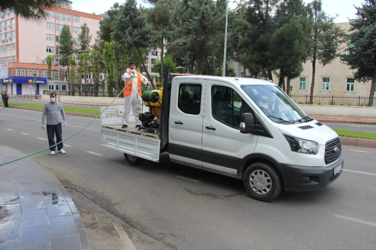 Büyükşehir Belediyesi Cadde Ve Kaldırımları Dezenfekte Ediyor