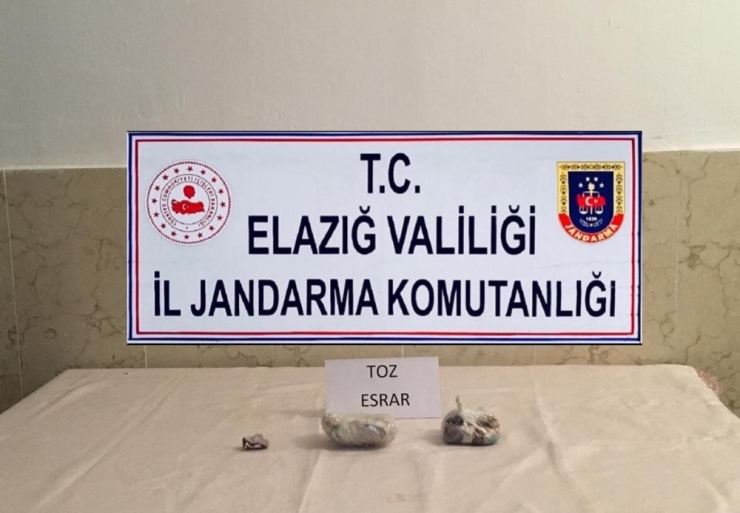 Elazığ’da Şüphelinin Aracından Yarım Kilo Toz Esrar Çıktı