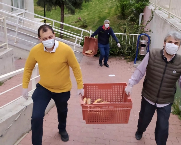 Erenköy’de Binlerce Pide Ve Ekmek Dağıtıldı