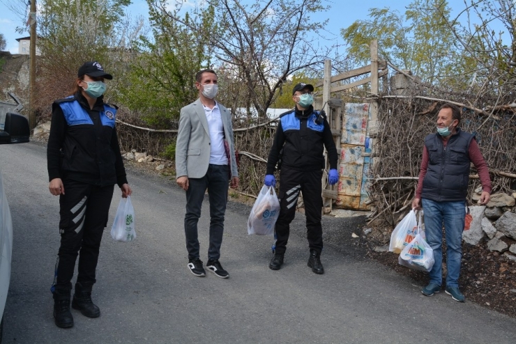 "Vefa Sosyal Destek Grubu" Ekmek Dağıttı