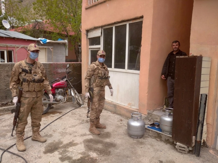 Jandarma Fitrelerini Köylüye Bağışladı